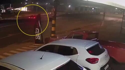 VÍDEO: Em acidente impressionante, motociclista é arremessado com impacto e morre, em Manaus