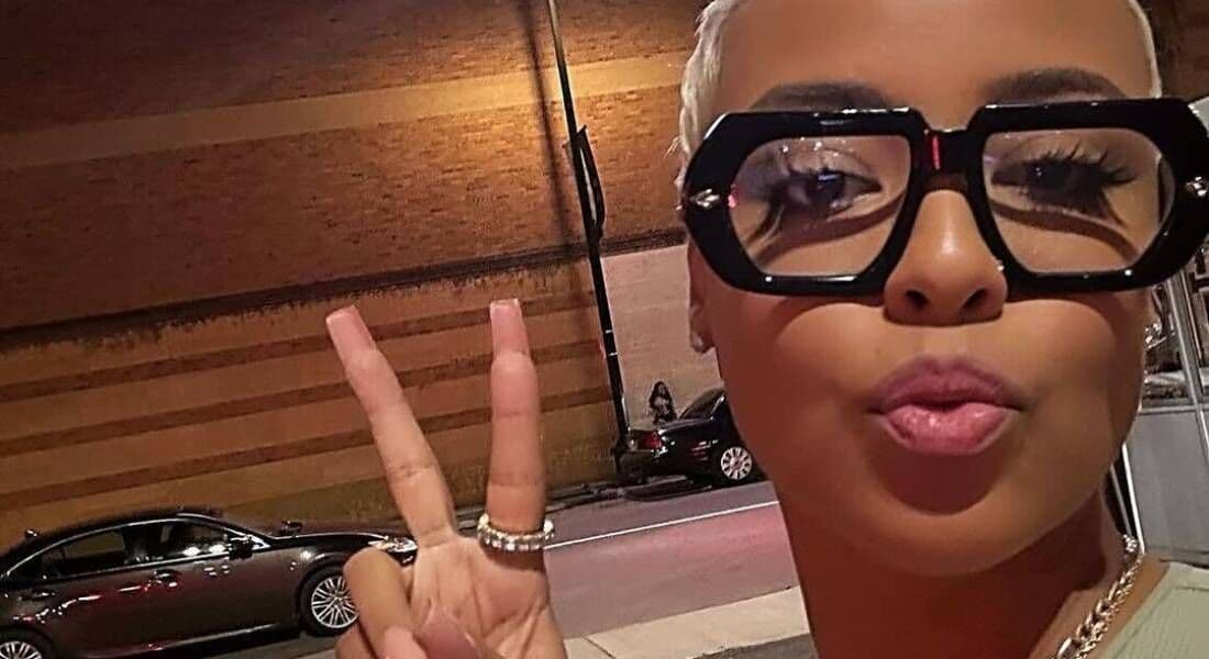 VÍDEO: Cantora gospel é advertida por comissários após cantar louvor em voo