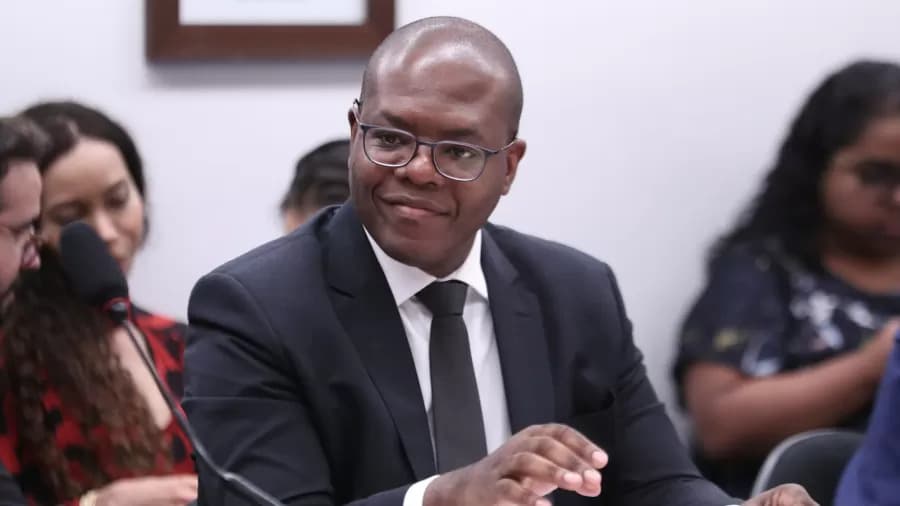 Câmara aprova convite para Silvio Almeida explicar visita da “dama do tráfico” ao ministério