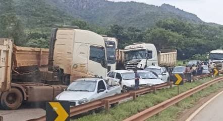 Engavetamento de 12 veículos mata pelo menos seis pessoas em MG