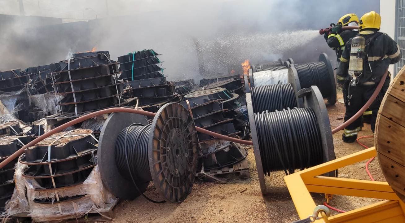 Bombeiros combatem incêndio em empresa de Palmas
