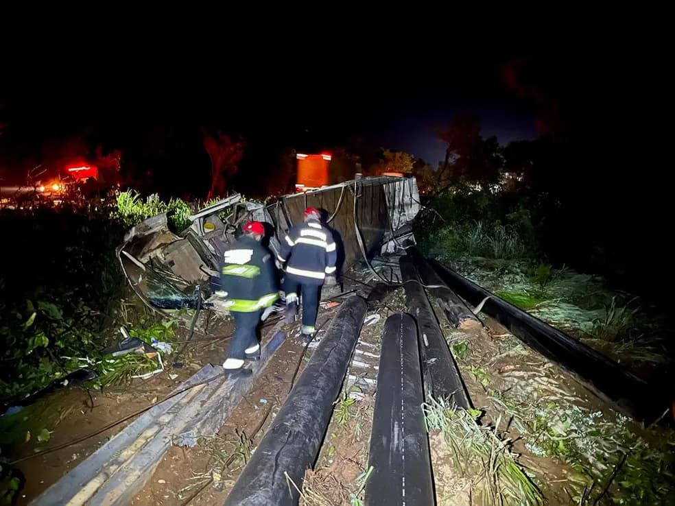 Acidente entre caminhonete e caminhão mata motoristas na BR-153
