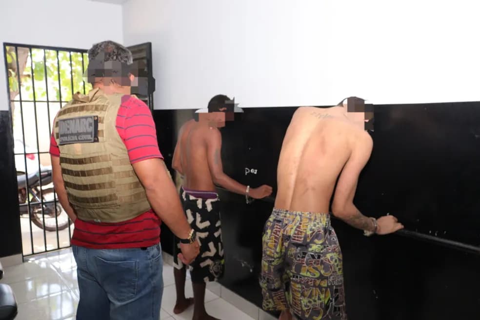 Suspeitos de tráfico são presos com barras de maconha e espingarda, em Palmas
