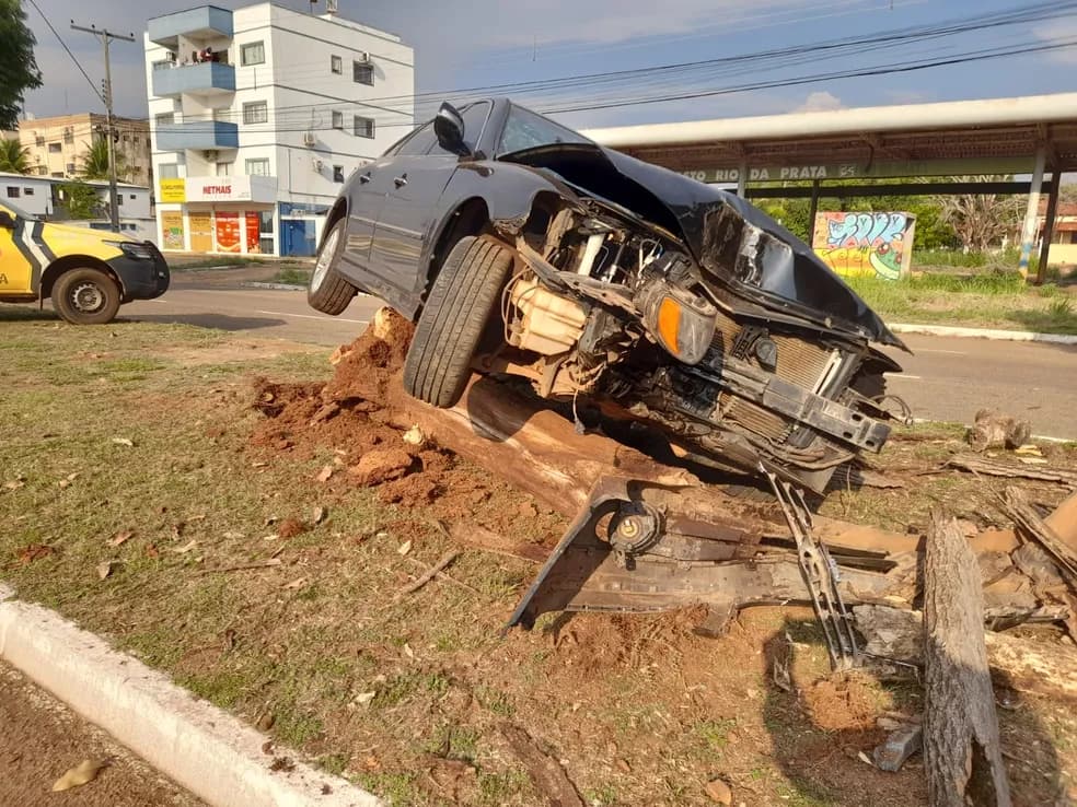 Carro fica preso em cima de tronco após acidente em Palmas