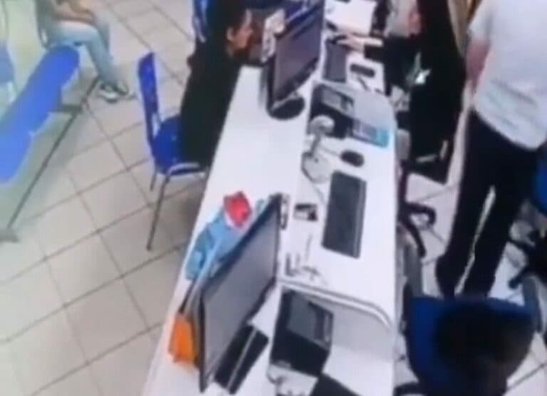 VÍDEO: cadeira ‘explode’ e assusta funcionários de loja