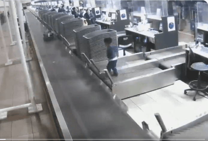 VÍDEO: Criança “passeia” em esteira de bagagens do aeroporto do Chile