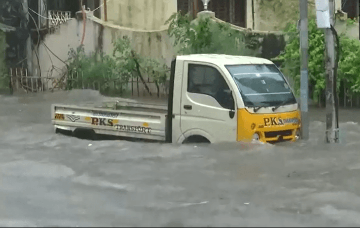 VÍDEOS: Ciclone atinge a Índia e inunda cidade com fortes correntezas e rajadas de vento de 100km/h