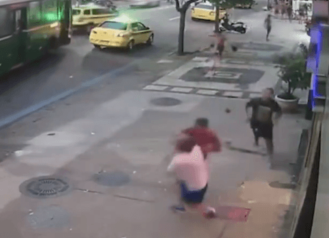 VÍDEO: Homem é espancado por bandidos ao tentar ajudar vítima de assalto no RJ