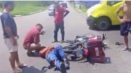 VÍDEO: Acidente envolvendo moto e caminhão deixa uma pessoa ferida, em Manaus