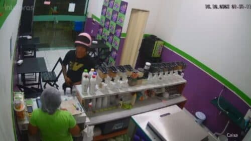 VÍDEOS: Homem se passa por cliente e assalta loja de açaí, em Manaus