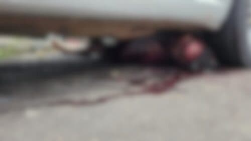 IMAGENS FORTES: Corpo é encontrado com marcas de espancamento embaixo de carro, em Manaus