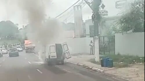 VÍDEOS: Carro fica destruído após sofrer pane elétrica e pegar fogo em Manaus