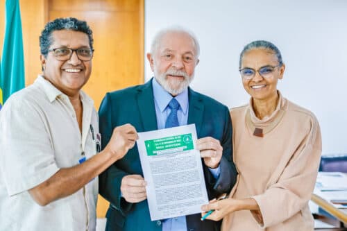 Populações extrativistas entregam documento para Lula e Marina, que reforçam defesa dos territórios da Amazônia
