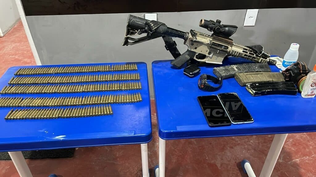Colombianos armados com fuzil são presos no AM