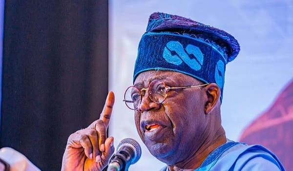 Presidente da Nigéria ordena investigação após ataque militar com drone matar 85 civis