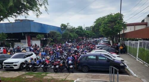 VÍDEO: Motociclistas por APP protestam contra projeto que limita número de mototáxis, em Manaus
