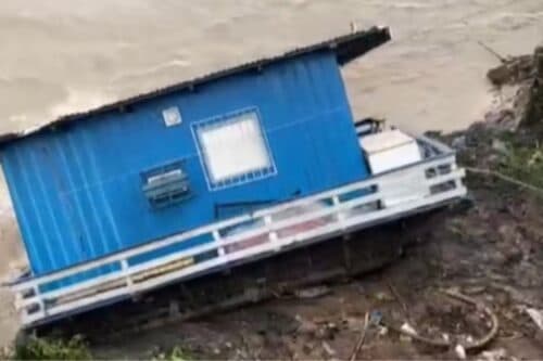 VÍDEOS: Casa flutuante é arrastada pela correnteza durante chuva intensa, em Manaus
