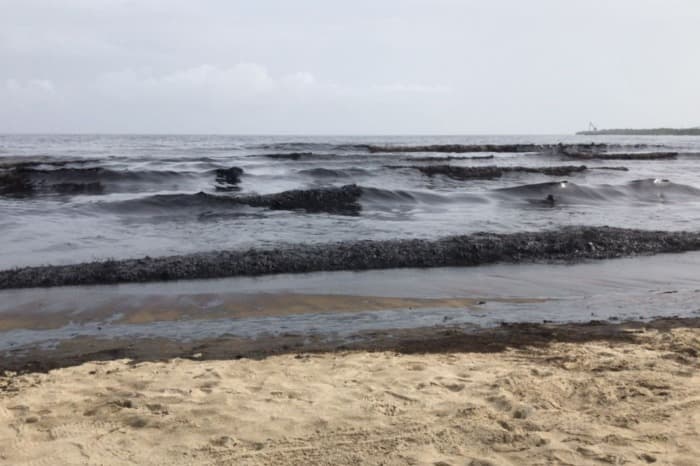 VÍDEO: Vazamento de refinaria contamina praias na Venezuela