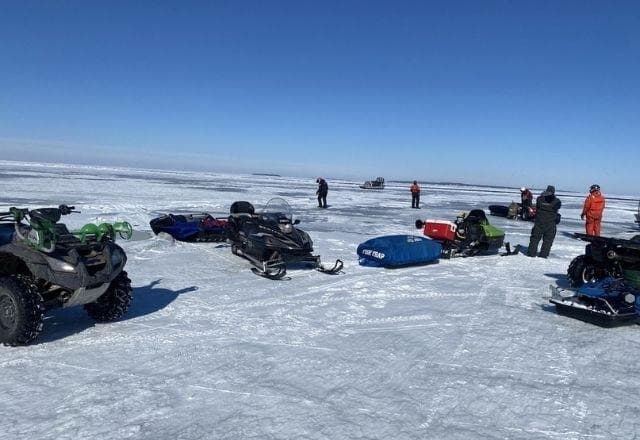 VÍDEO: Cerca de 100 pessoas ficam presas em lago de gelo nos EUA