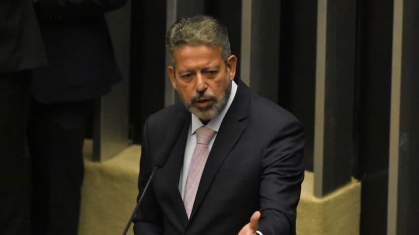 Lira diz que PL do Mover tem “sérios riscos de cair” após Senado excluir “taxa das blusinhas”