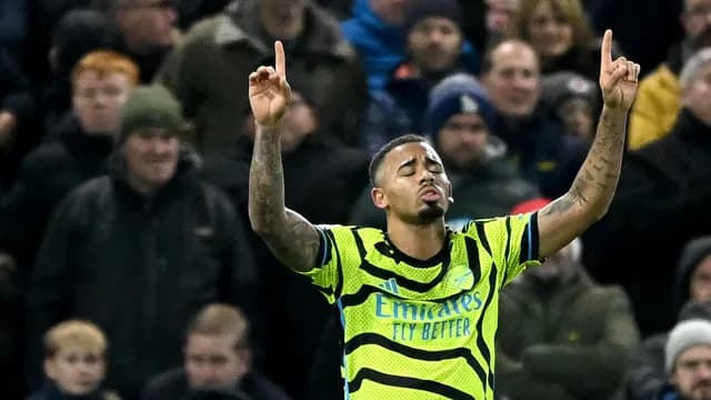 Arsenal garante a liderança da Premier League