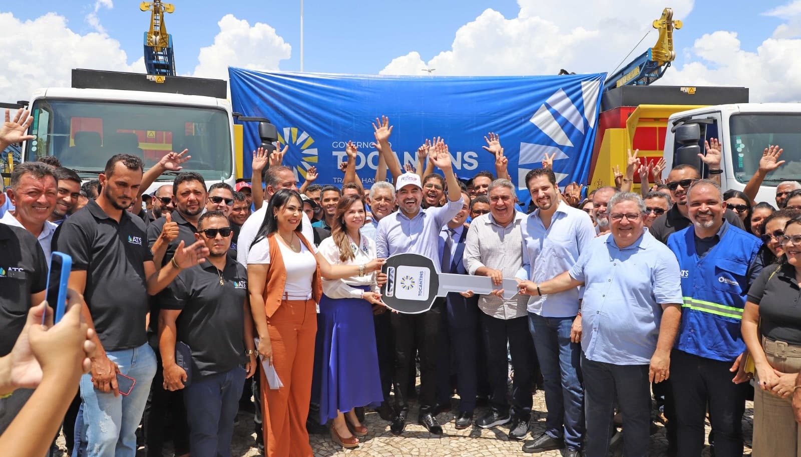 Governador Wanderlei Barbosa entrega veículos e equipamentos a secretarias