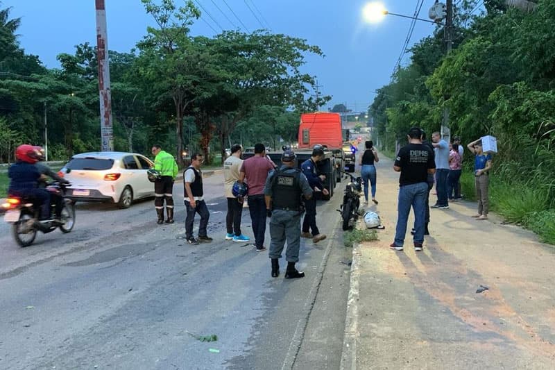 Motociclista morre esmagado por carreta na zona Centro-Sul de Manaus