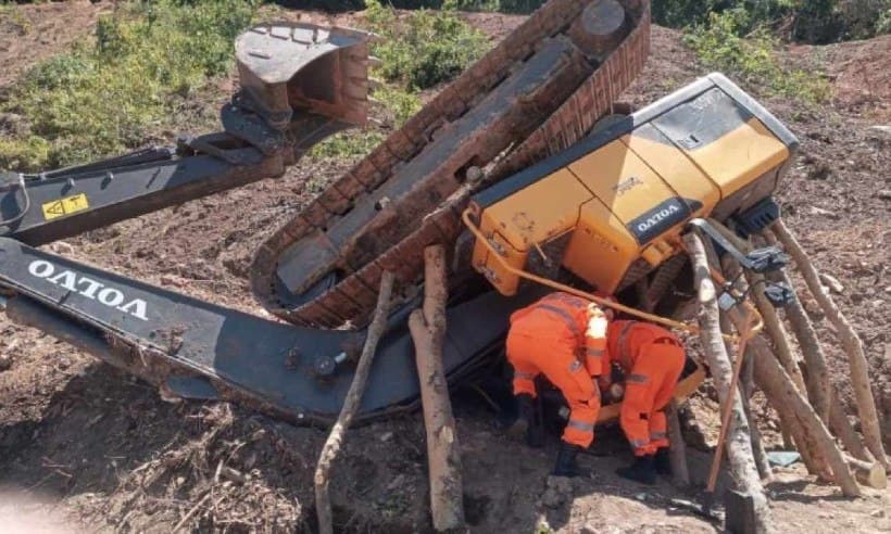 Homem é resgatado após ficar preso em ferragens de retroescavadeira em Minas