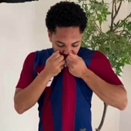 Barcelona anuncia Vitor Roque como presente de Natal
