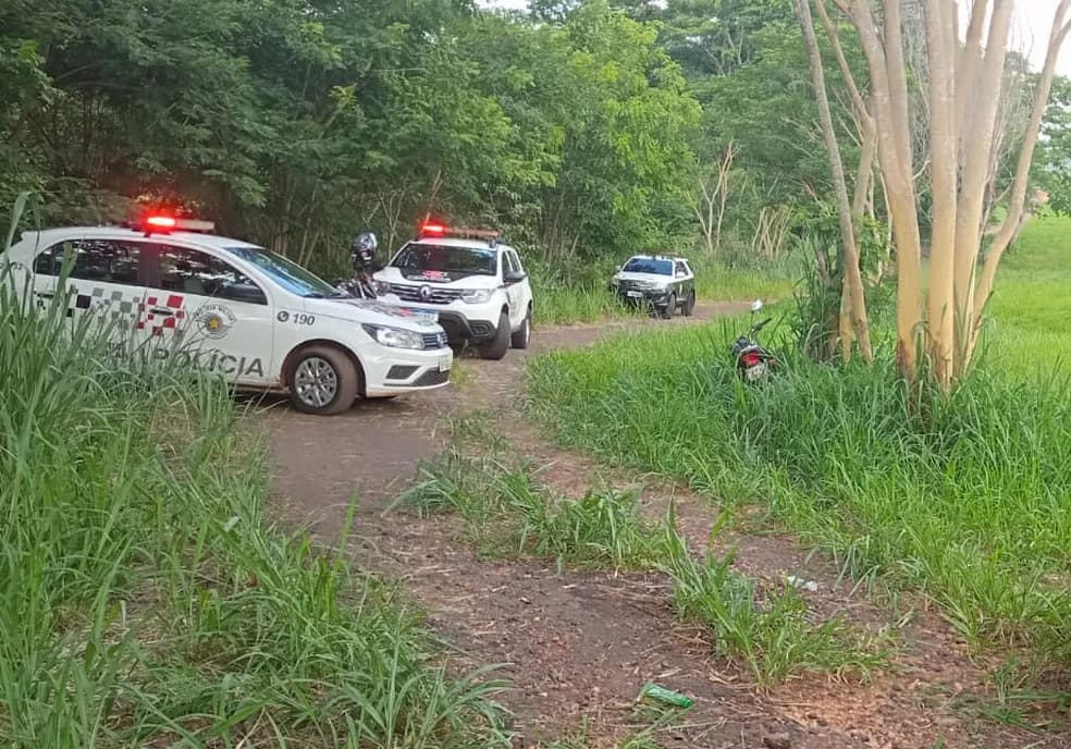 Vestida de noiva, mulher é encontrada morta em rodovia no interior de SP