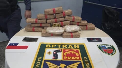 Trio é preso com 17 kg de drogas em meio a balde de frutas, em Manaus
