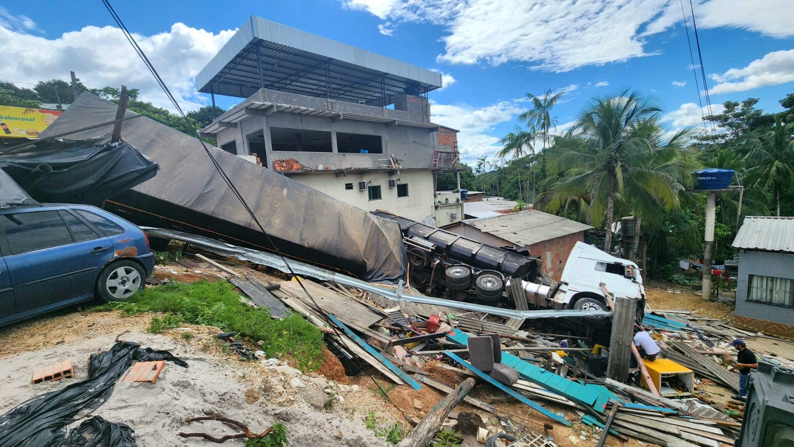 VÍDEOS: Carreta descontrolada bate em caminhão e invade residência, em Manaus