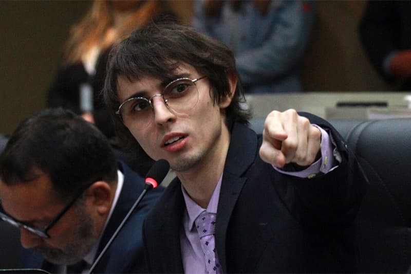 “Político tem que ter opinião própria e não ficar pegando carona em Lula ou Bolsonaro”, dispara Amom Mandel