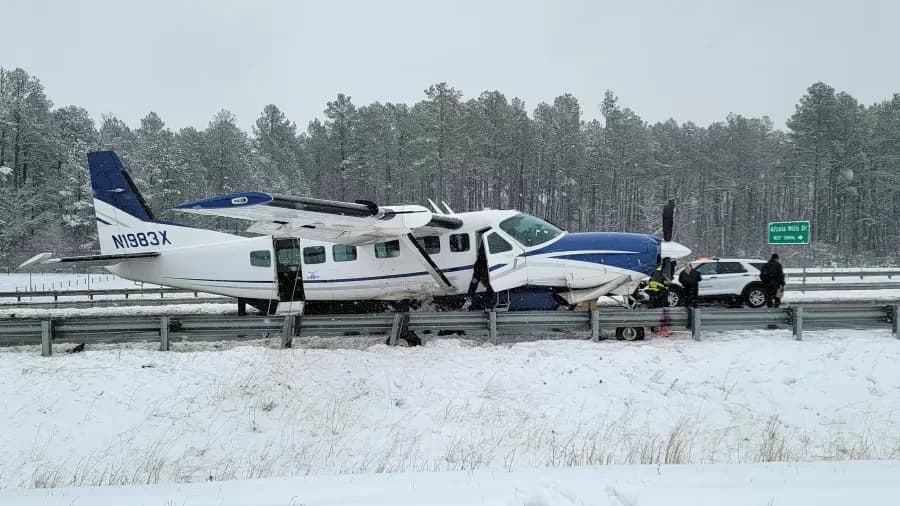Avião faz pouso de emergência em estrada nos EUA