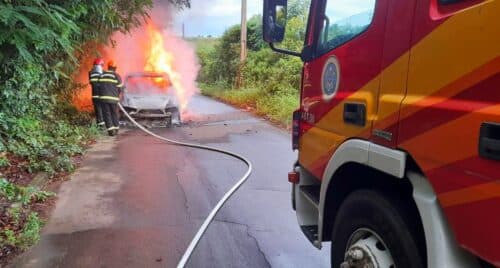 Carro pega fogo e fica totalmente destruído, em estrada do AM