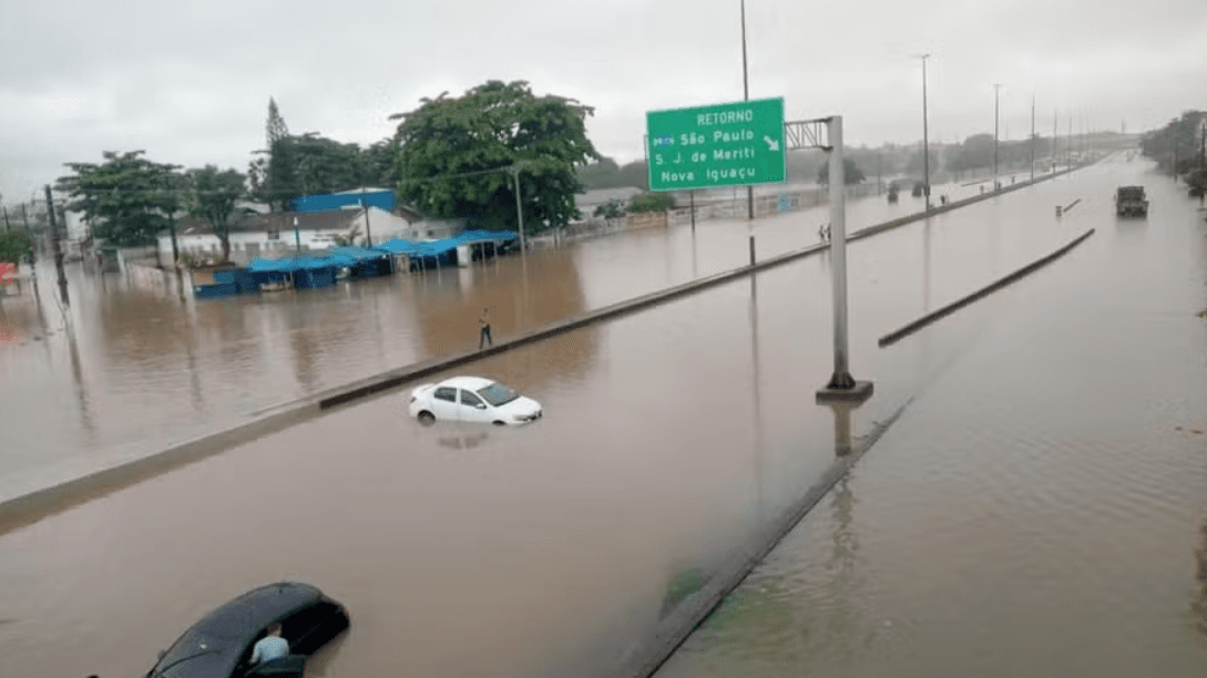 VÍDEOS: Forte temporal no RJ alaga vias, deixa quatro mortos e uma desaparecida