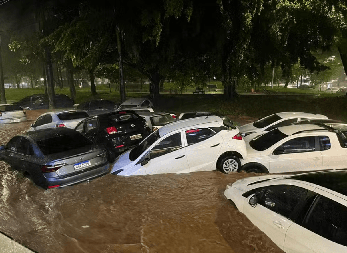 VÍDEOS: Forte chuva causa alagamentos em Belo Horizonte