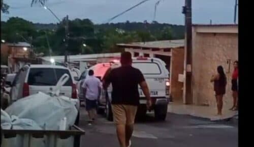 VÍDEOS: ‘valentão’ é preso após agredir mulheres, atirar em motobooy e fechar rua, em Manaus