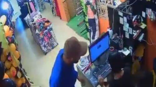 VÍDEO: Homem se passa por cliente e ‘puxa’ faca para clientes e funcionários de loja de anime, em Manaus