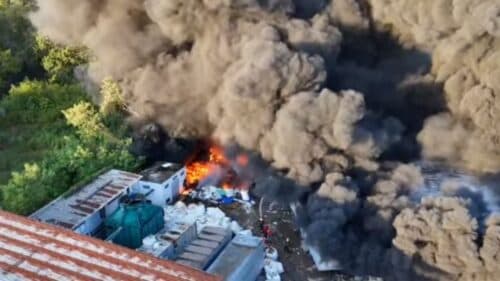 VÍDEOS: Incêndio de grandes proporções atinge empresa de recicláveis em Manaus