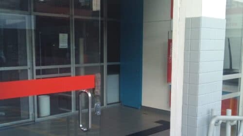 ‘NADA ESCAPA’: porta blindex de agência bancária é furtada durante a madrugada, em Manaus