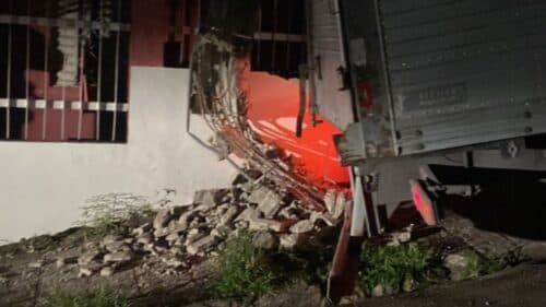 VÍDEO: Motorista perde controle de caminhão e bate de ré em poste energia, em Manaus
