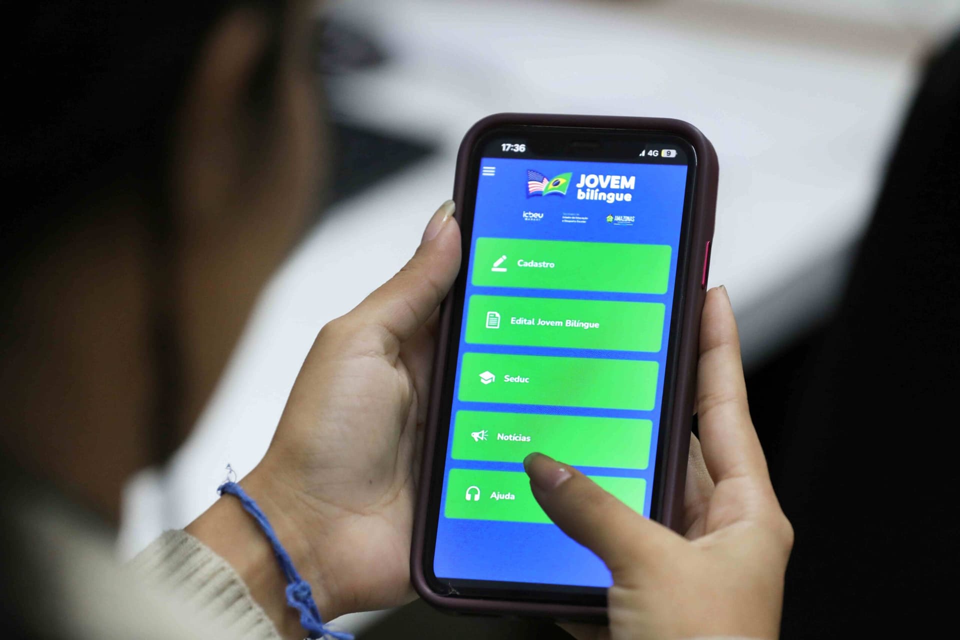 Governo do AM inicia inscrições para mil bolsas do ‘Jovem Bilíngue’; saiba como participar