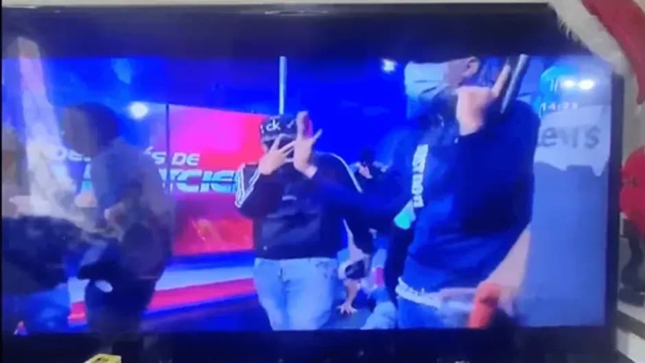 VÍDEO: Criminosos armados invadem estúdio de TV do Equador ao vivo