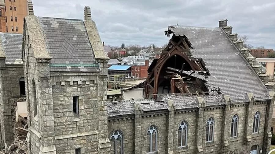 Telhado de igreja construída em 1850 desaba nos EUA