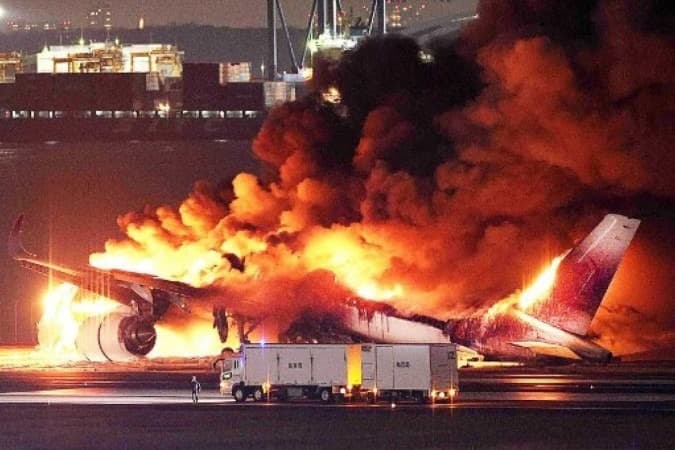 VÍDEO: Avião com 379 pessoas pega fogo após colisão no aeroporto de Tóquio; Cinco da aeronave menor morrem