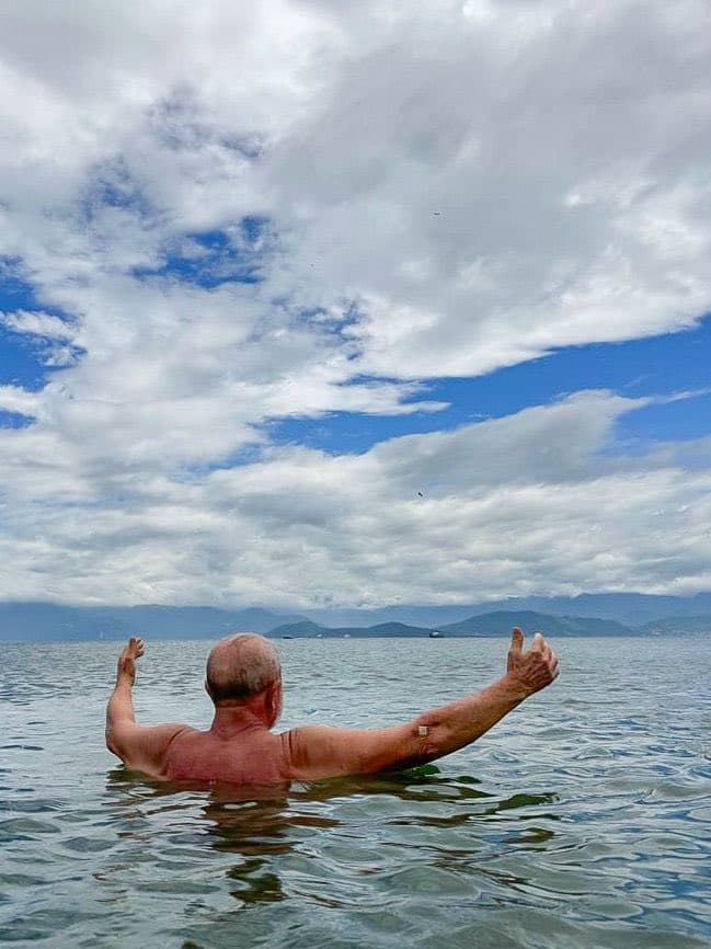 Em recesso, Lula aparece em banho no mar e visita quilombo