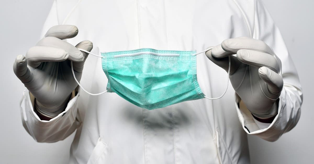 EUA retomam uso obrigatório de máscaras em unidades de saúde com aumento de casos de Covid