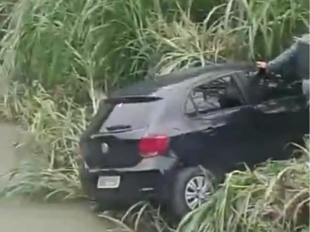 VÍDEO: Motorista perde o controle e cai em igarapé de Manaus