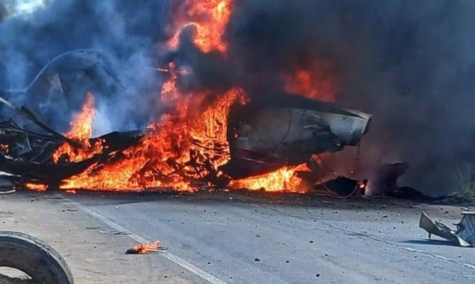 VÍDEO: Ao combater incêndio, avião cai ao bater em poste e mata uma pessoa
